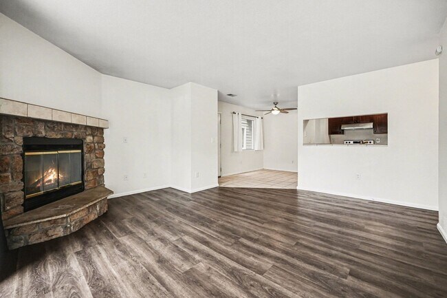 Building Photo - Updated 2 Bedroom 2 Bathroom Condo in Lakewood!