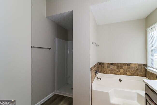 Building Photo - 230 Cinnamon Oak Cir