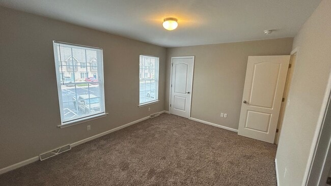 Building Photo - 3 Bedroom Townhouse in Tavern Grove