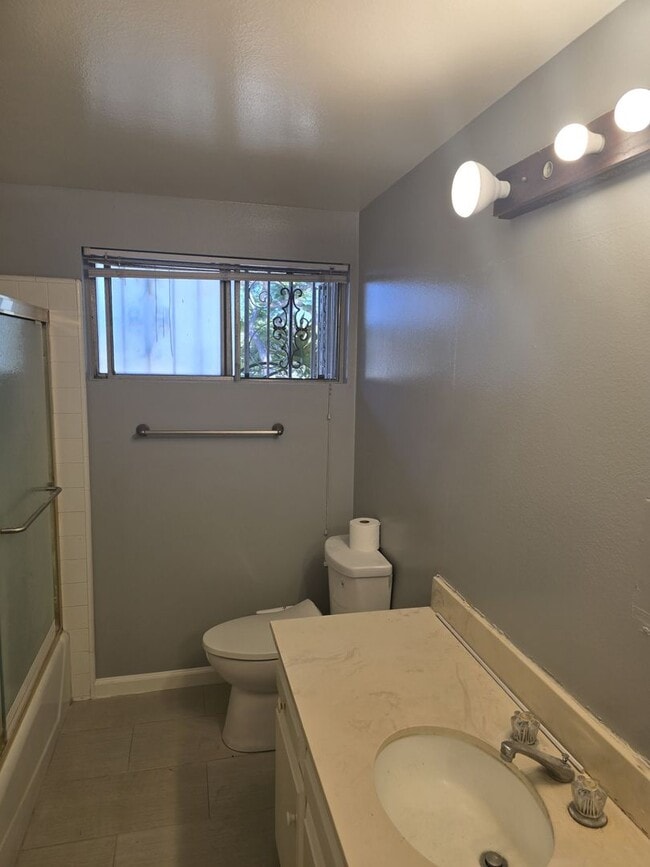 Building Photo - Cozy Single Family Home in Santa Ana for L...