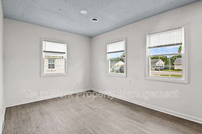 Building Photo - 3027 Azalea Dr