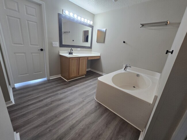 Building Photo - 405 Brooklet Cir