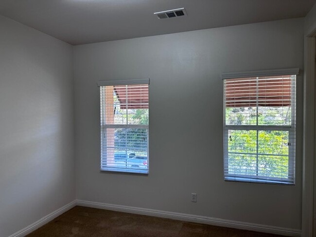 Building Photo - Excellent Extended Family home!