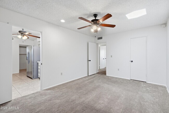 Building Photo - 10922 W Santa Fe Dr
