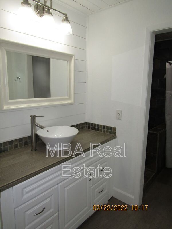 Building Photo - 2802 E Weldon Ave