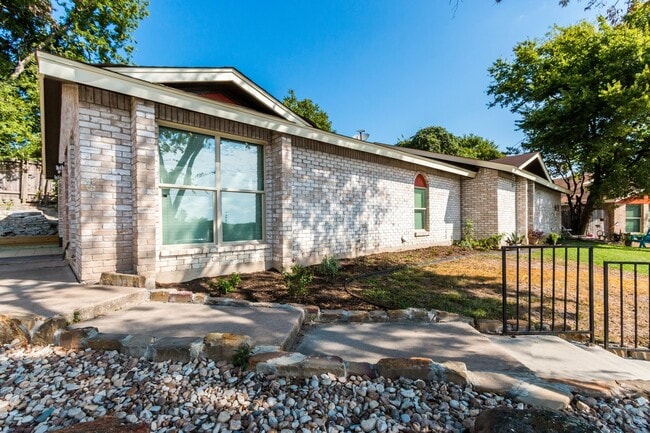 Building Photo - Luxury Duplex. Best Prices In South Austin! Steps from Hike & Bike Trail And Downtown!
