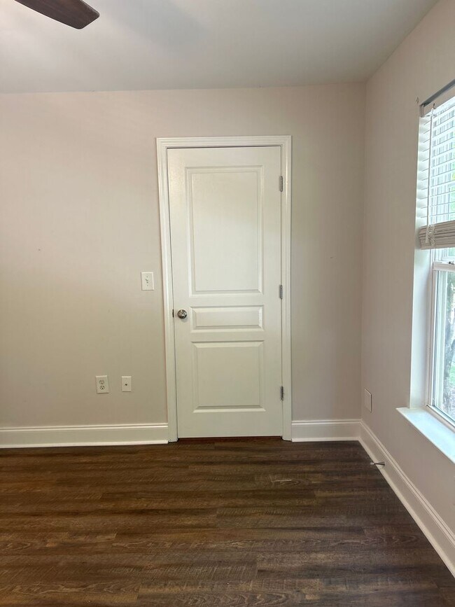 Building Photo - Three Bedroom Townhouse Available!