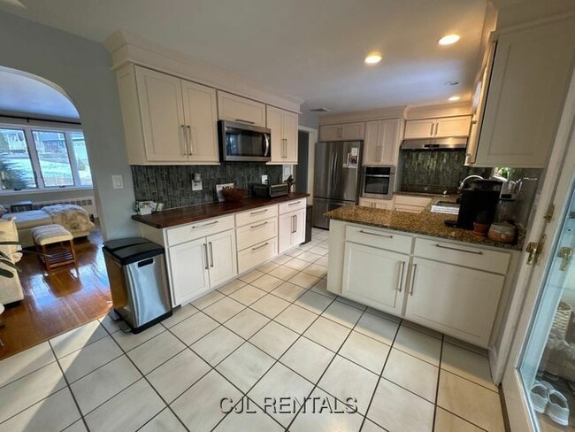 Building Photo - 41 Beaverbrook Rd