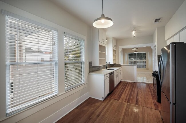 Building Photo - Modern Duplex in Monte Vista!