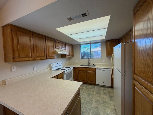 Building Photo - DARLING TWO BEDROOM FOR RENT!