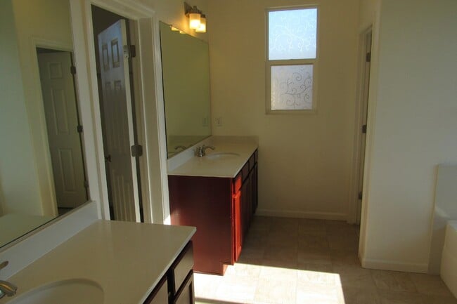 Building Photo - Gorgeous 4 Bed/2.5 Bath in Perfect Pittsburg Location
