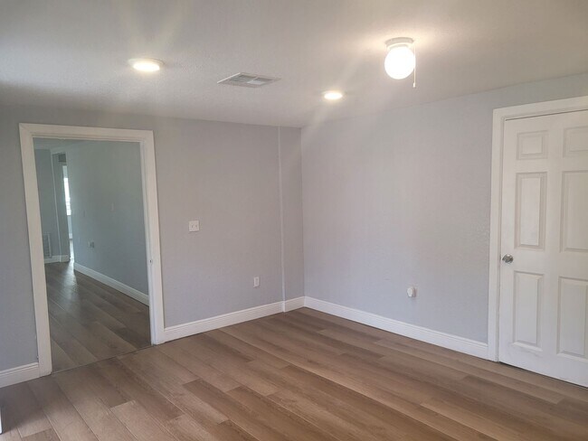 Building Photo - 1320 S Oleander Ave