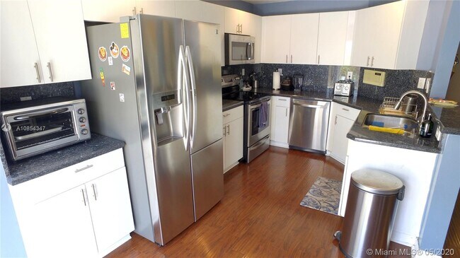 Building Photo - 5102 NW 115th Ct  Doral Fl 33178