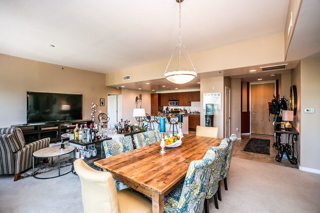 Building Photo - 17 W Vernon Ave