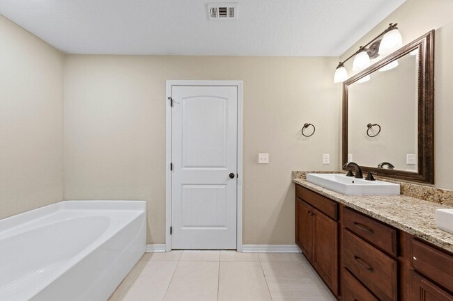 Building Photo - 876 Fairview Dr