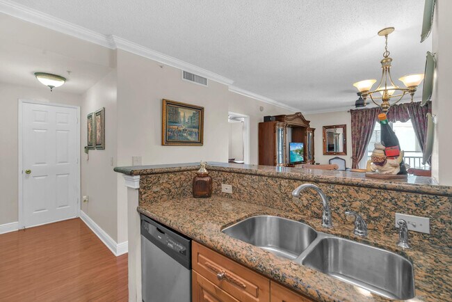 Building Photo - 630 S Sapodilla Ave