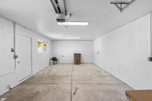 Building Photo - 724 Wilson Ave S