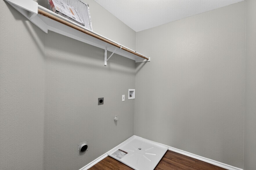 Building Photo - 217 Pinewood Trl