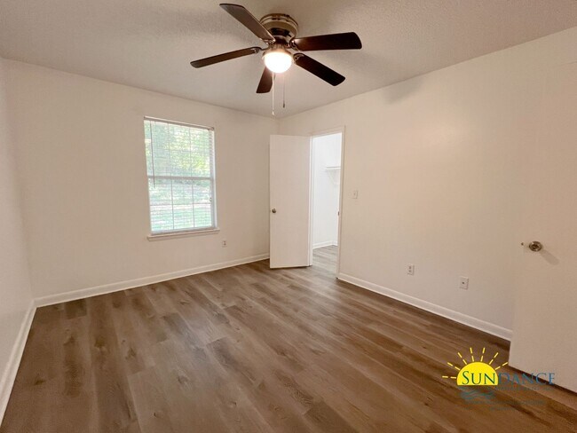 Building Photo - Inviting 2 Bedroom Duplex in Crestview!