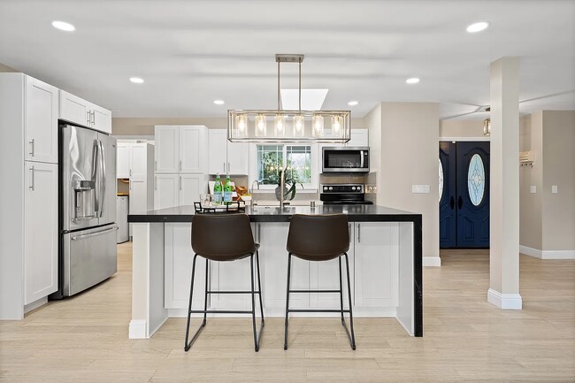 Building Photo - 875 Brittany Ln