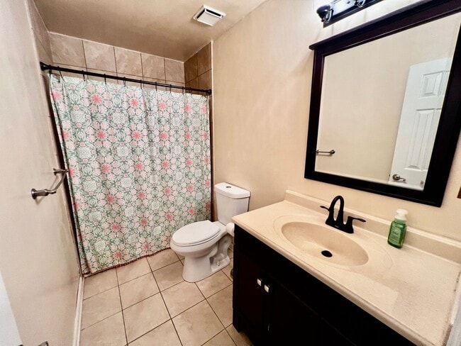 Building Photo - Beautiful End Unit Townhouse