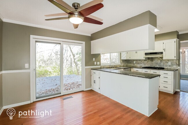 Building Photo - 5409 NW Foxhill Rd, Parkville, MO, 64152