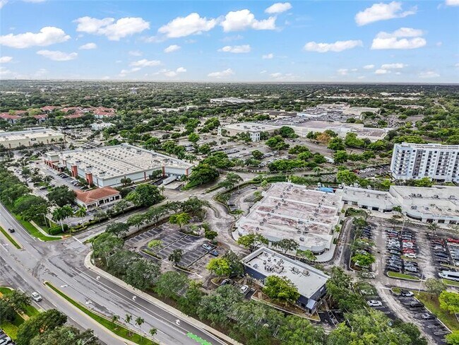Building Photo - 875 Riverside Dr