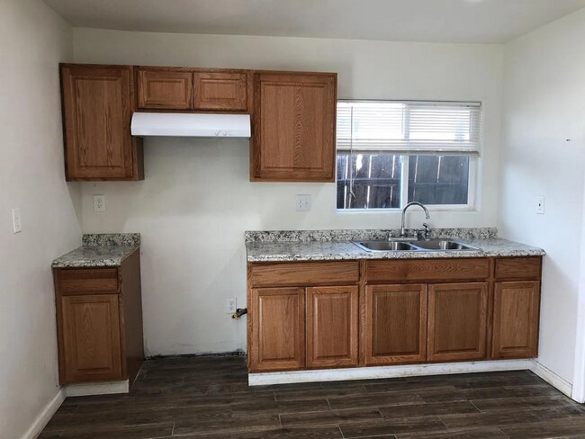 Building Photo - 308 Oswell St