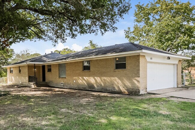 Building Photo - 831 Nature Dr