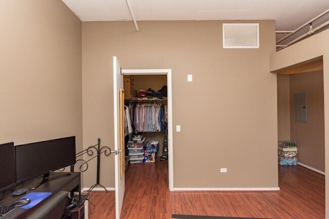 Building Photo - 1 bedroom in Chicago IL 60616