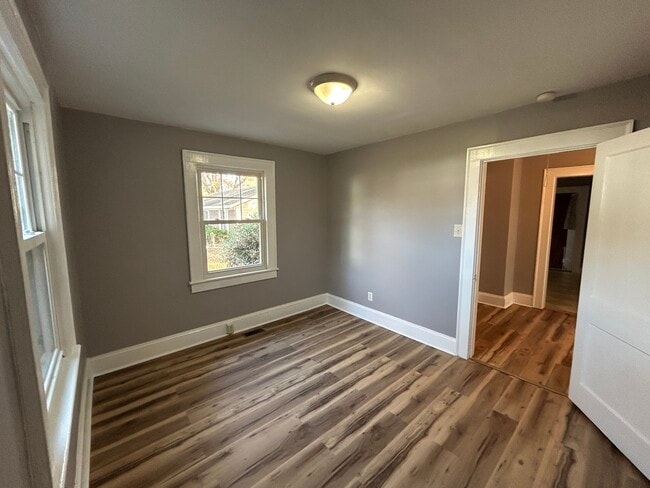 Building Photo - 209 Long Cir