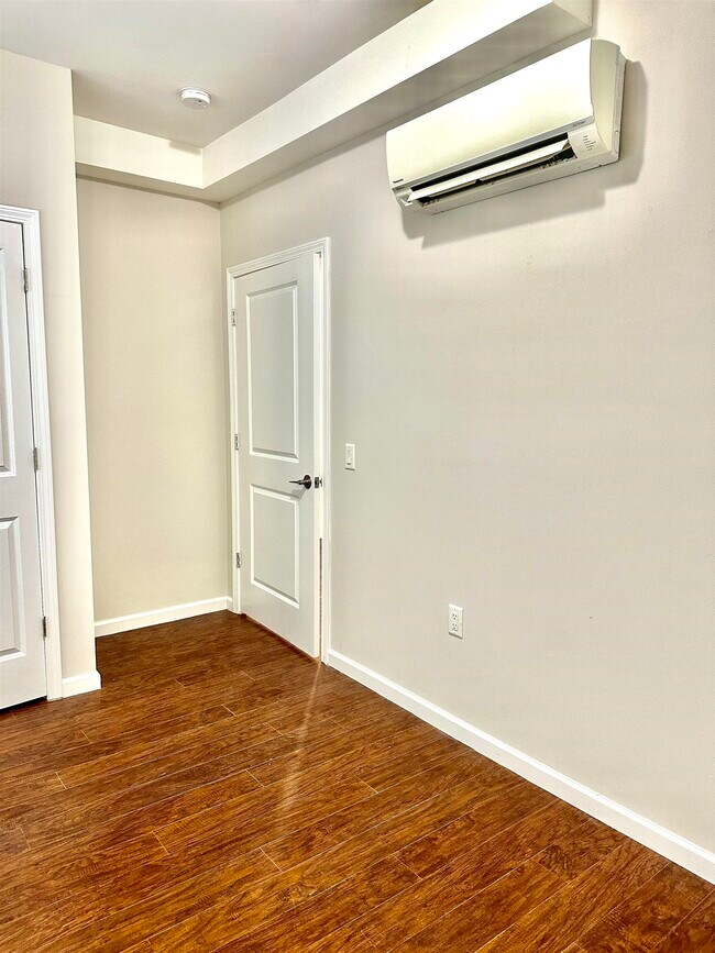 Building Photo - 40 Vroom St