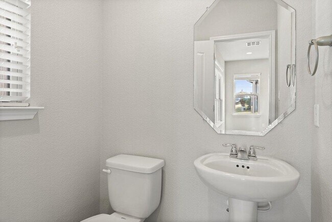 Building Photo - 719 Coconut Grove St