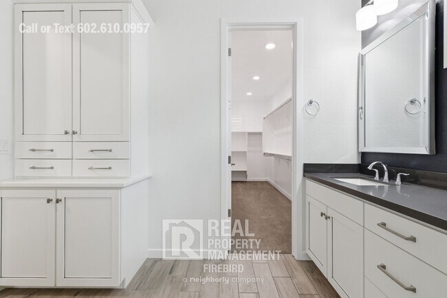 Building Photo - 2342 W Gloria Ln