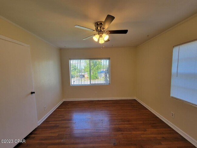 Building Photo - 209 Harris Ave