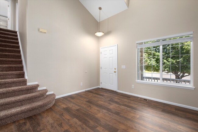 Building Photo - 9320 Cove Creek Dr