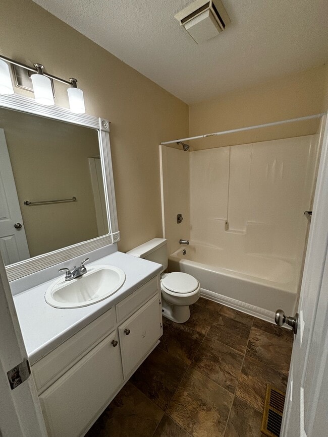 Building Photo - 727 S Main St