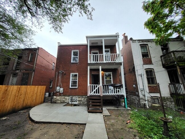 Building Photo - Completely Renovated New and Open Concept ...