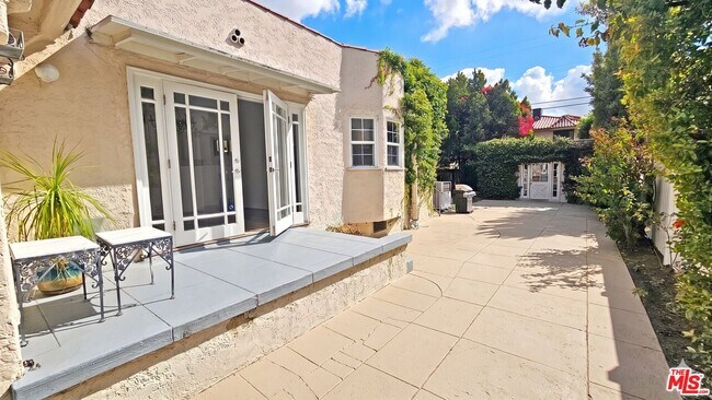 Building Photo - 132 S La Peer Dr