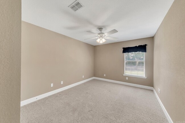 Building Photo - 25 Willow Dr