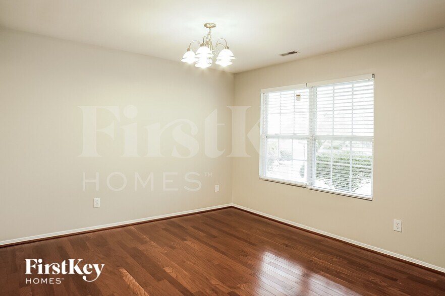 Building Photo - 500 Martha Ct