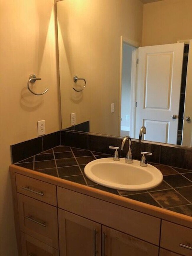 Building Photo - Urban Lofts unit! - PRE-LEASE FOR AUGUST 2026