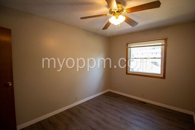 Building Photo - 9129 Grand Ave