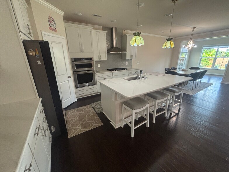 Building Photo - Room in House on Aintree Ave