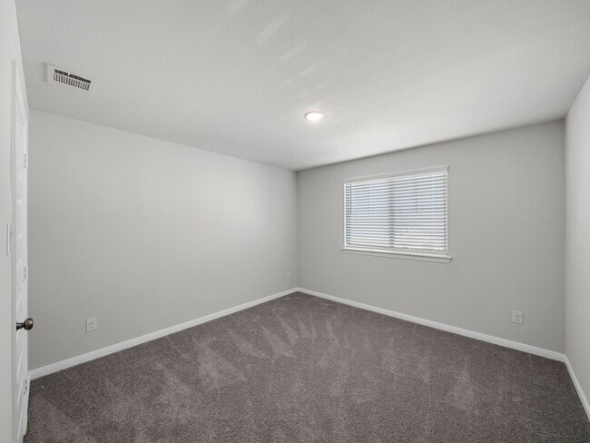 Building Photo - Almost New, Modern Look 4 Bed 3 Bath House...