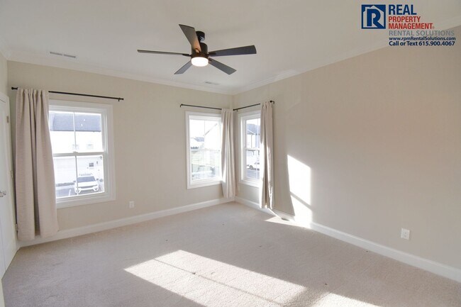 Building Photo - Gorgeous and modern 2 bedroom townhome in the heart of Murfreesboro w/ neighborhood pool, hi-spee...