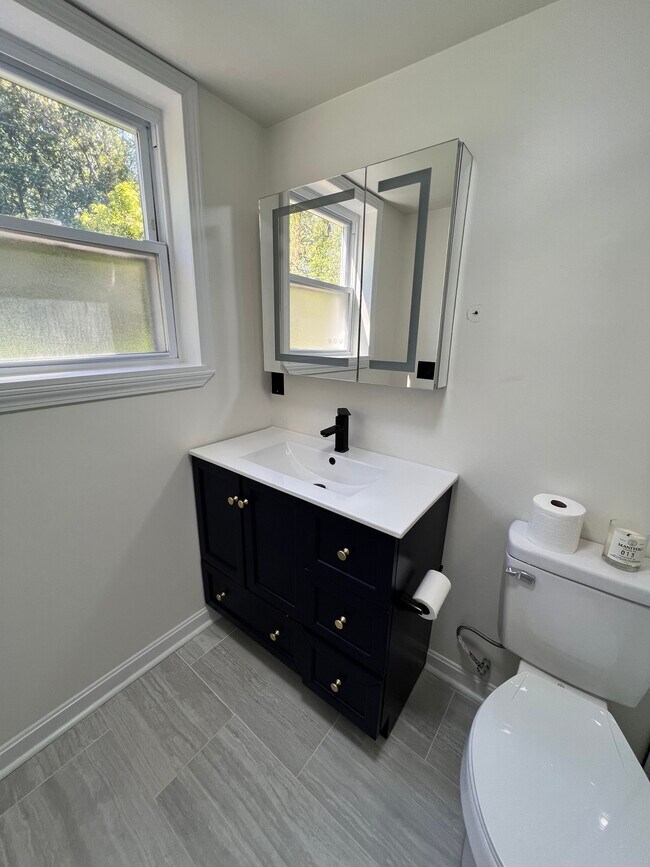 Building Photo - 680 Overland St