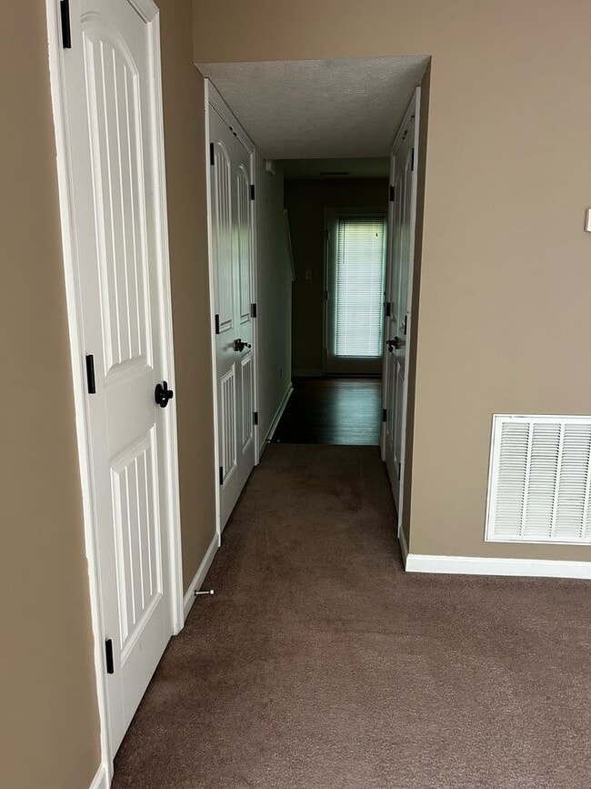 Building Photo - Two Bedroom Townhouse in Tavern Grove!