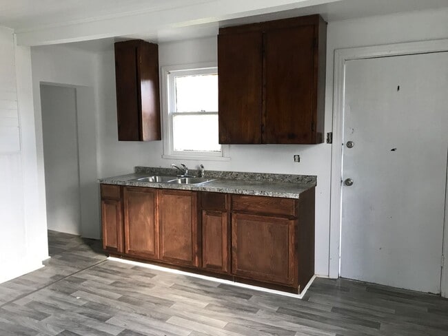 Building Photo - 3204 Monroe St