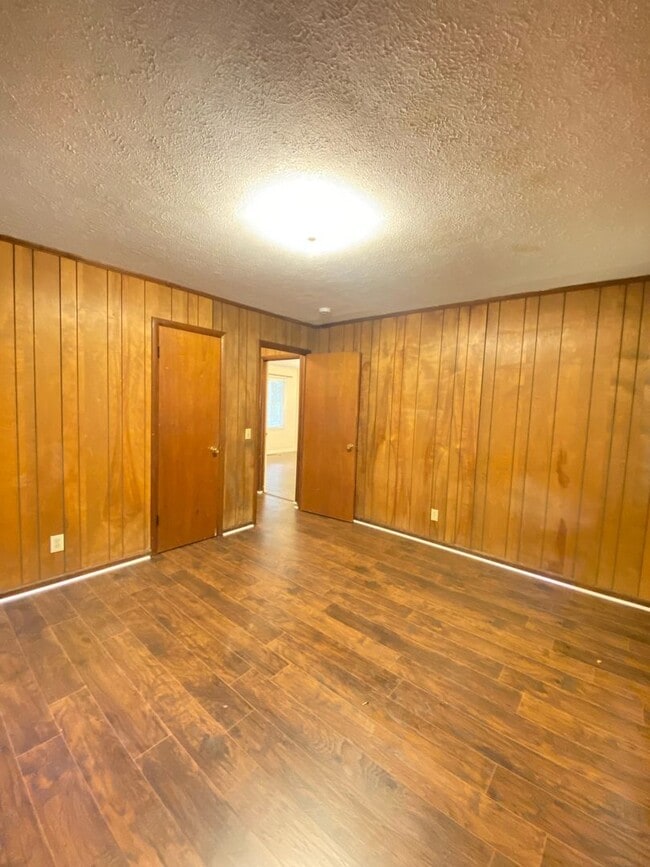 Building Photo - Great Location!!